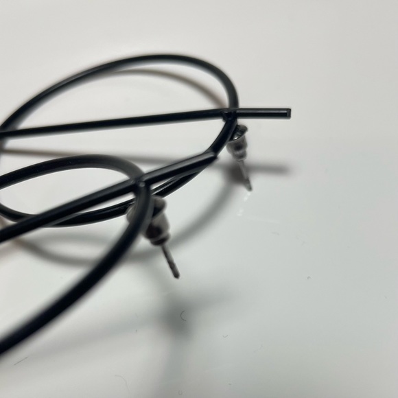 Black metal circle earrings - Picture 3 of 5